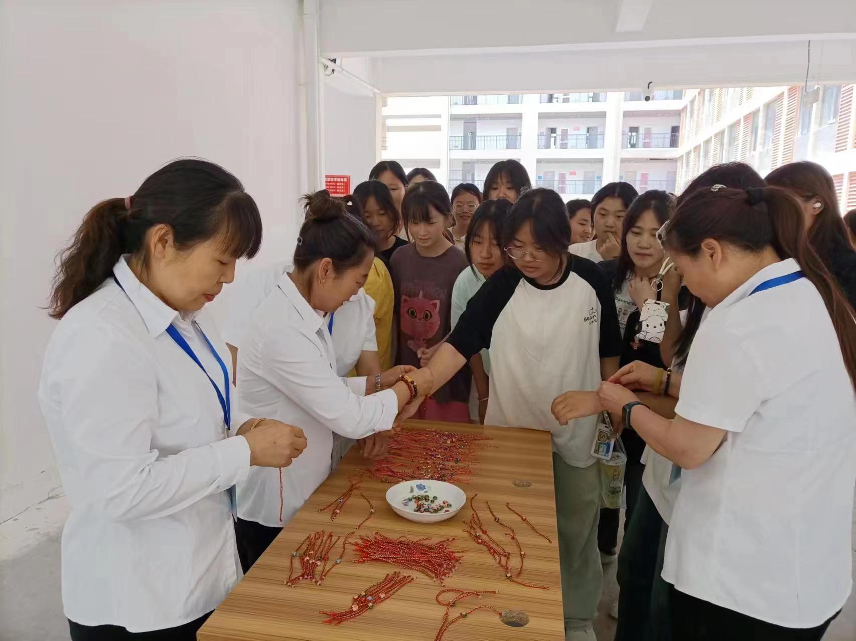 端午佳節情更濃，五彩手繩傳溫情——宿州應用技術學校項目部共筑宿舍文化新篇章