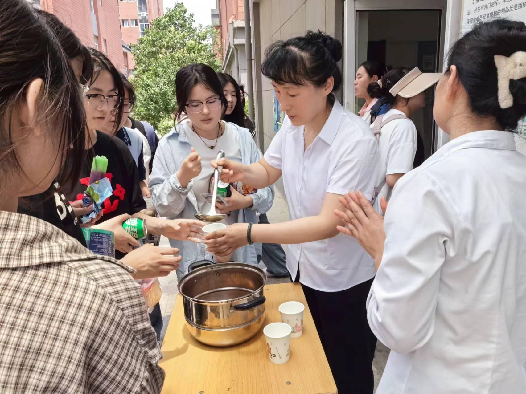 酷熱夏日展溫情，綠豆西瓜潤學子