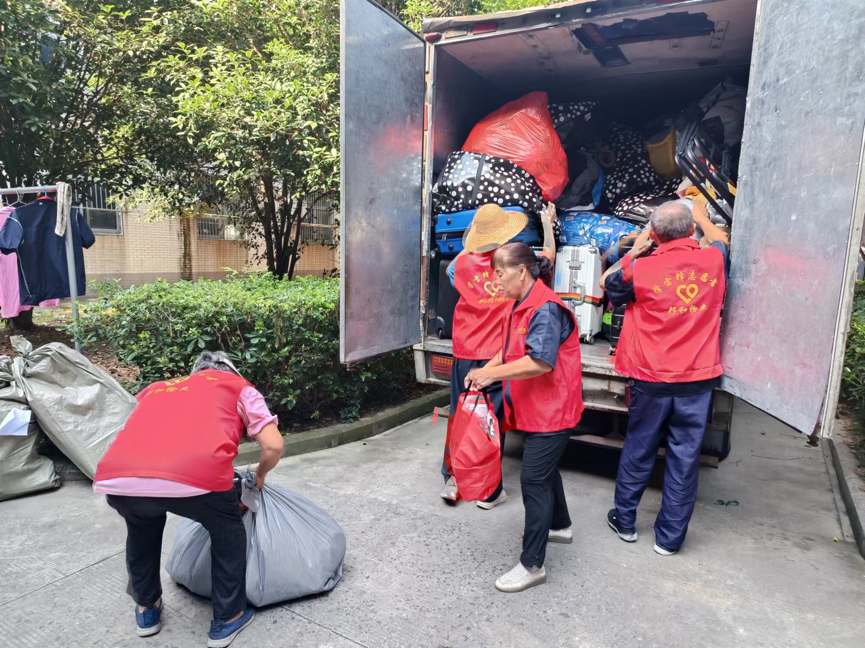 紅色身影暖人心，雷鋒精神熠校園——記安醫專項目部迎新季