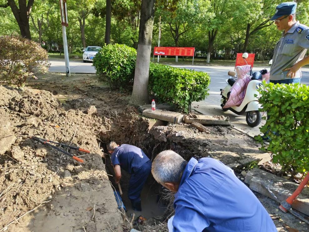 烈日下的堅守：管道衛士汗灑校園 ——宿州二中項目部開展地下管道搶修工作